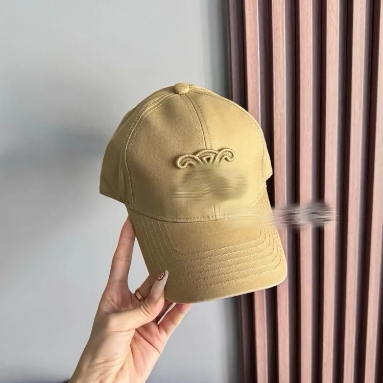 Super stylish and small face! The explosive street trend baseball cap with letter embroidery, black and white sun visor