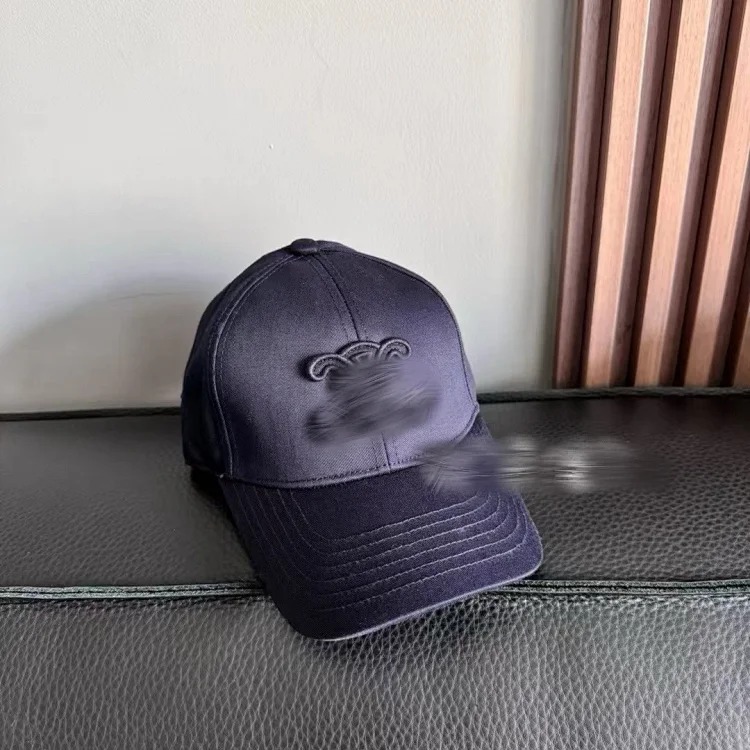 Super stylish and small face! The explosive street trend baseball cap with letter embroidery, black and white sun visor