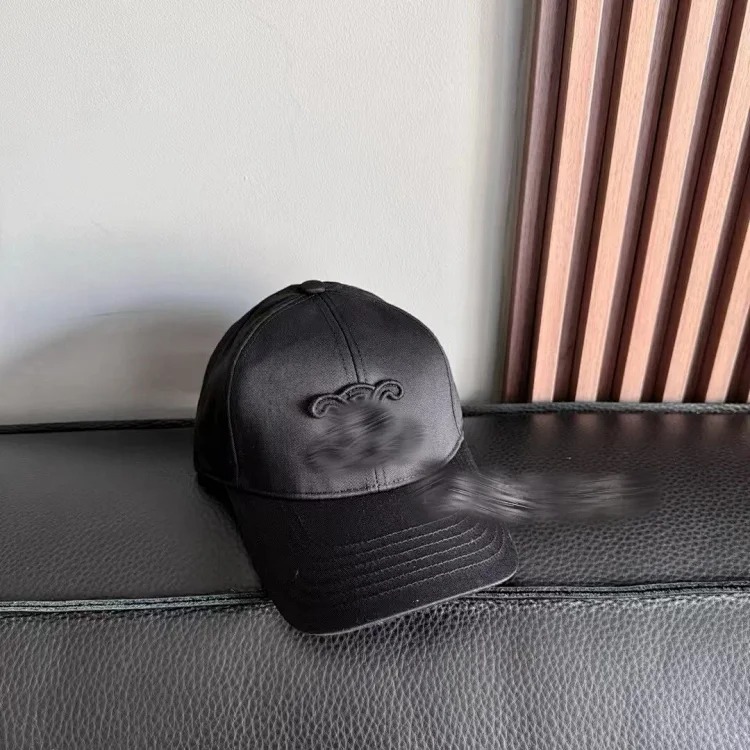 Super stylish and small face! The explosive street trend baseball cap with letter embroidery, black and white sun visor