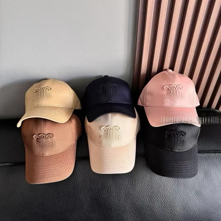 Super stylish and small face! The explosive street trend baseball cap with letter embroidery, black and white sun visor