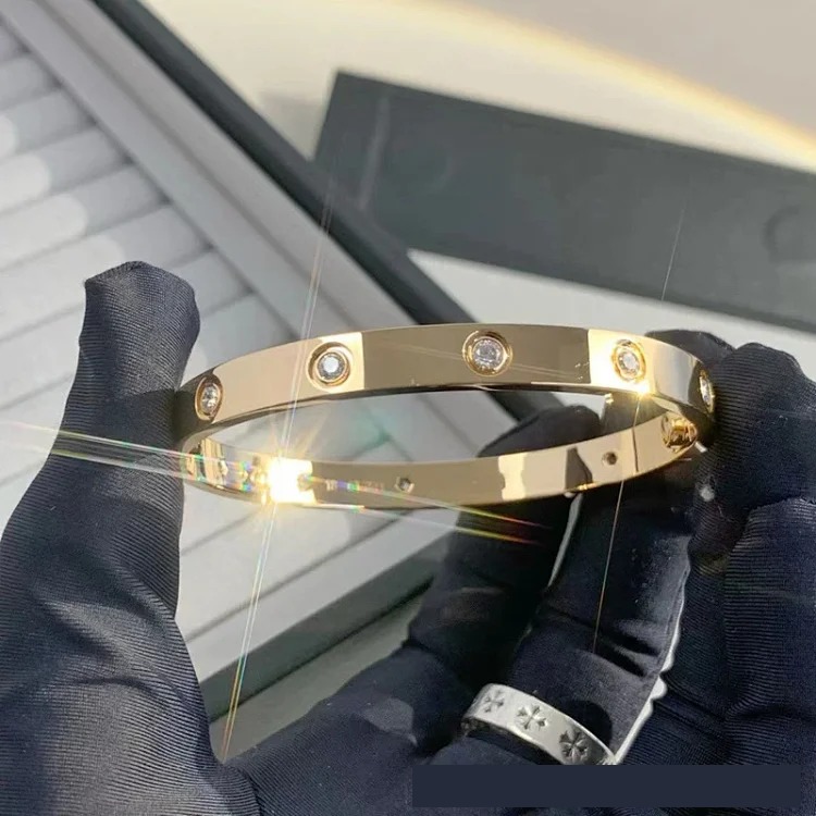 High of classic fashionable men's and women's bracelets plated with 18k gold, light luxury and non-fading couple bracelets