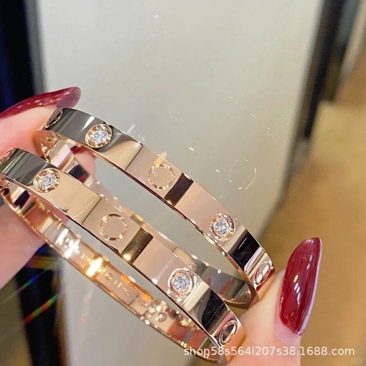 High of classic fashionable men's and women's bracelets plated with 18k gold, light luxury and non-fading couple bracelets