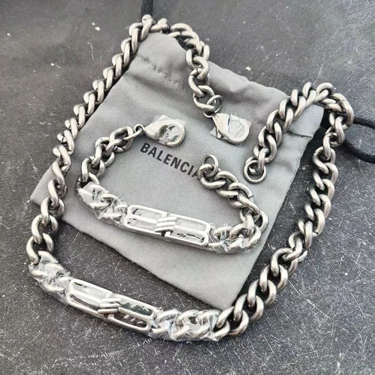 French Parisian style distressed tank chain necklace, light luxury street style ancient style necklace, versatile celebrity bracelet