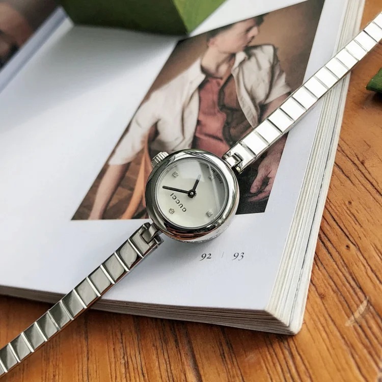 Original order, out of stock, original Swiss movement, bottom cover code and tag code are consistent Guchi's popular advertising model women's watch, women's watch