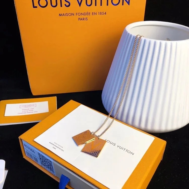 The light emitted by E-1 jewelry makes every piece extremely beautiful (with gift box packaging) (L)
