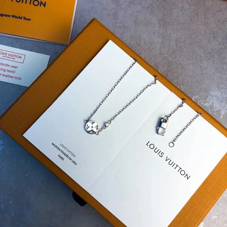 The light emitted by E-1 jewelry makes every piece extremely beautiful (with gift box packaging) (L)