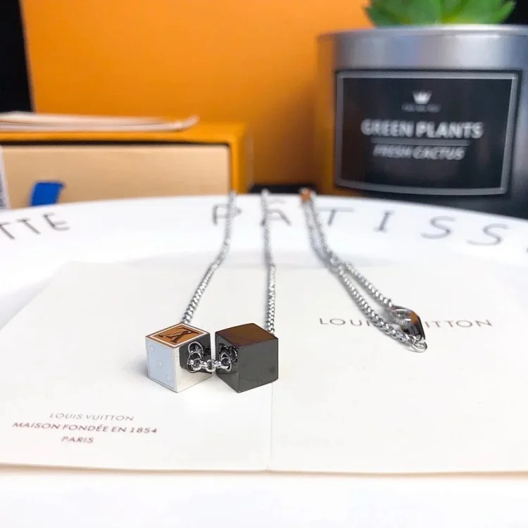 The light emitted by E-1 jewelry makes every piece extremely beautiful (with gift box packaging) (L)