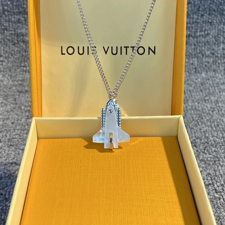 The light emitted by E-1 jewelry makes every piece extremely beautiful (with gift box packaging) (L)
