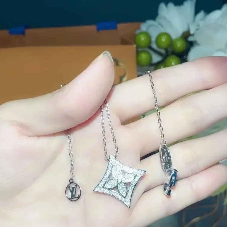 The light emitted by E-1 jewelry makes every piece extremely beautiful (with gift box packaging) (L)