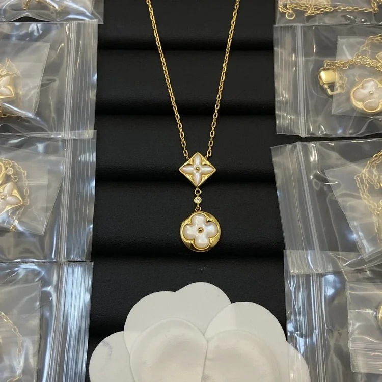 The light emitted by E-1 jewelry makes every piece extremely beautiful (with gift box packaging) (L)
