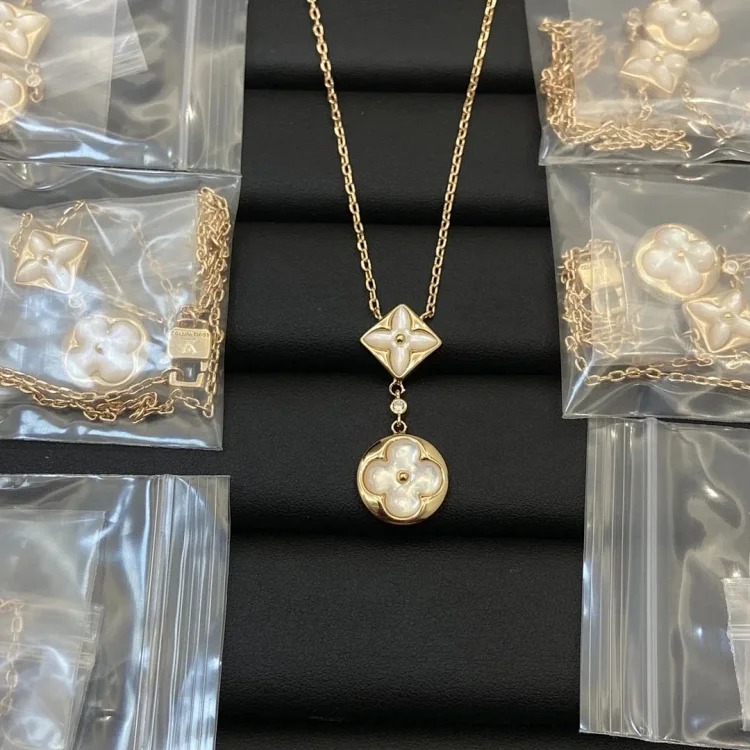 The light emitted by E-1 jewelry makes every piece extremely beautiful (with gift box packaging) (L)