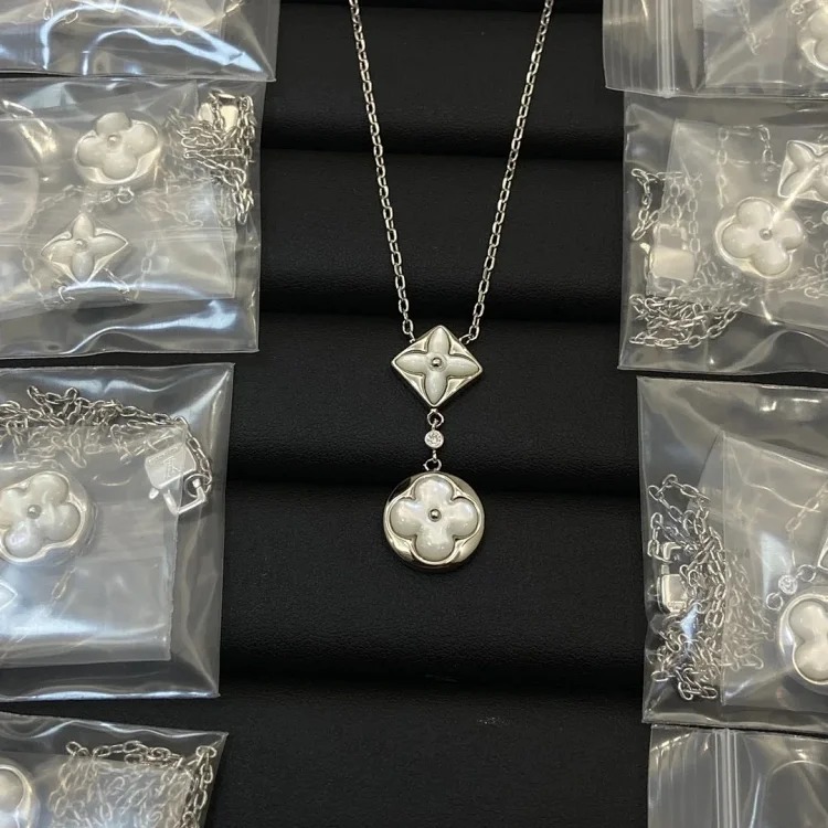 The light emitted by E-1 jewelry makes every piece extremely beautiful (with gift box packaging) (L)
