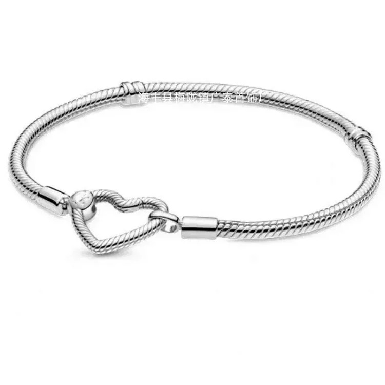 Youthful and trendy heart-shaped buckle bracelet