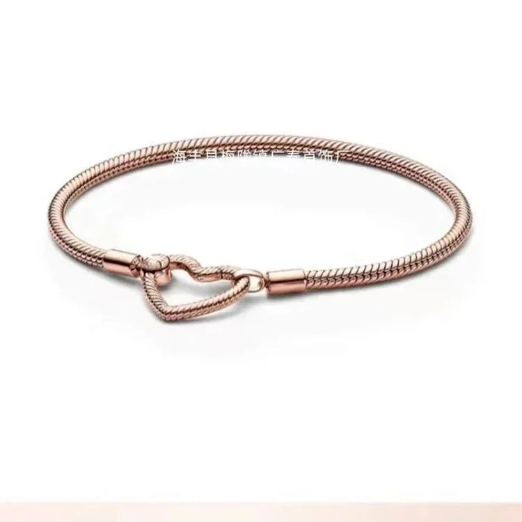 Youthful and trendy heart-shaped buckle bracelet