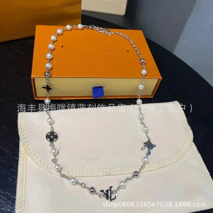 European and American cross-border V letter round four-leaf flower pearl bracelet couple style double flower pearl bracelet wholesale