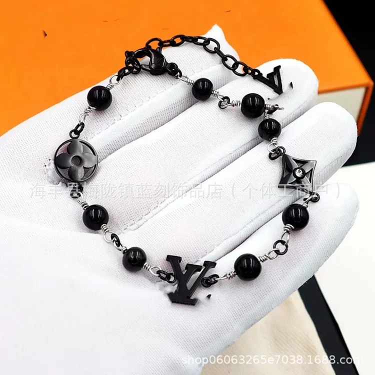 European and American cross-border V letter round four-leaf flower pearl bracelet couple style double flower pearl bracelet wholesale