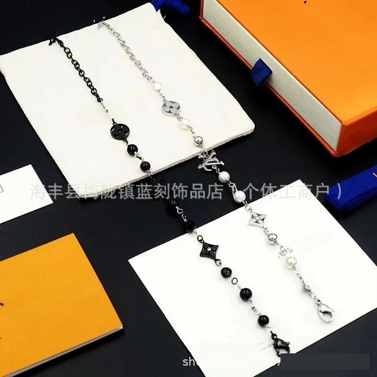 European and American cross-border V letter round four-leaf flower pearl bracelet couple style double flower pearl bracelet wholesale