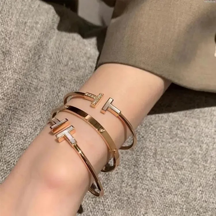 White mother-of-pearl inlaid with diamonds, fashionable and versatile open bracelet