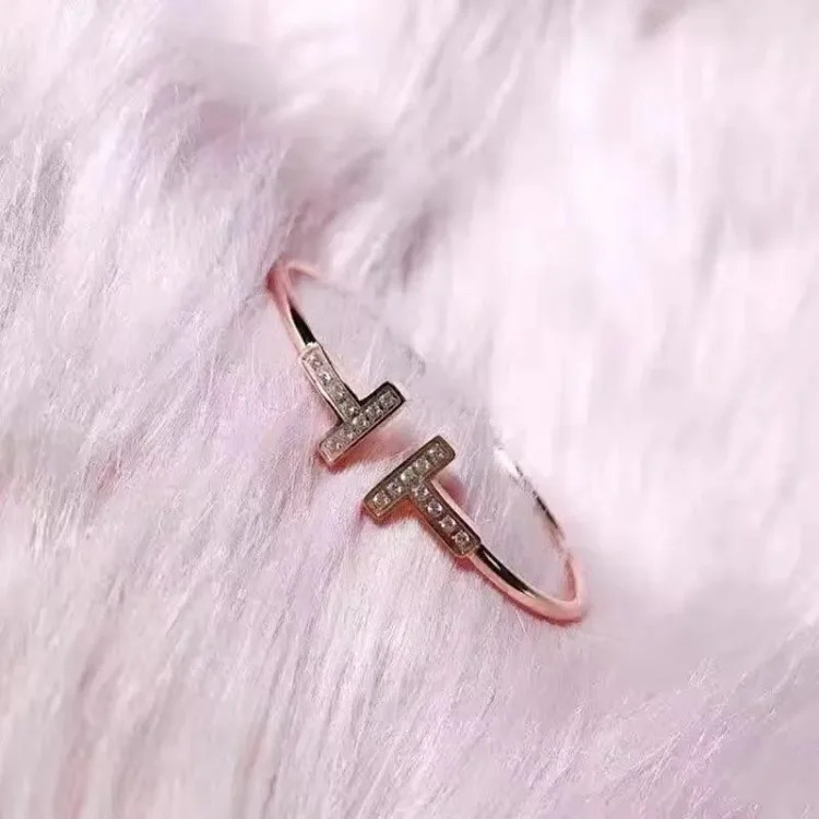 White mother-of-pearl inlaid with diamonds, fashionable and versatile open bracelet