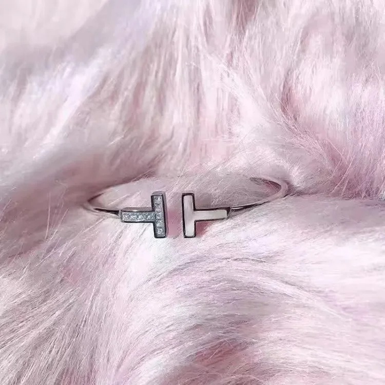 White mother-of-pearl inlaid with diamonds, fashionable and versatile open bracelet