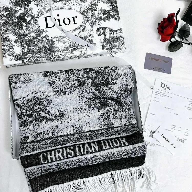 High-quality scarf (double-sided cashmere, packaged in a gift box at the counter)