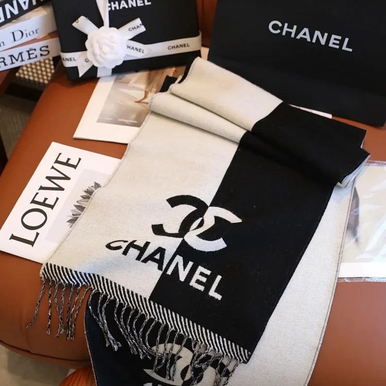High-quality scarf (double-sided cashmere, packaged in a gift box at the counter)