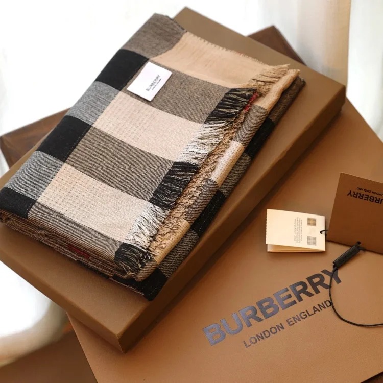 High-quality scarf (double-sided cashmere, packaged in a gift box at the counter)