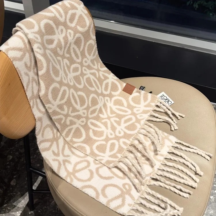High-quality scarf (double-sided cashmere, packaged in a gift box at the counter)