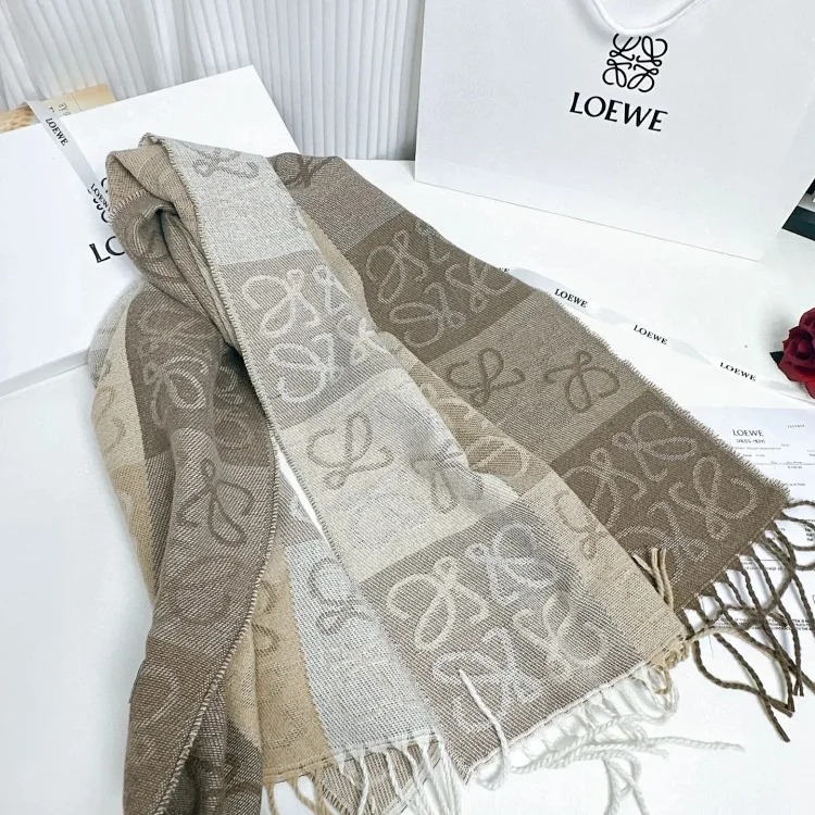 High-quality scarf (double-sided cashmere, packaged in a gift box at the counter)