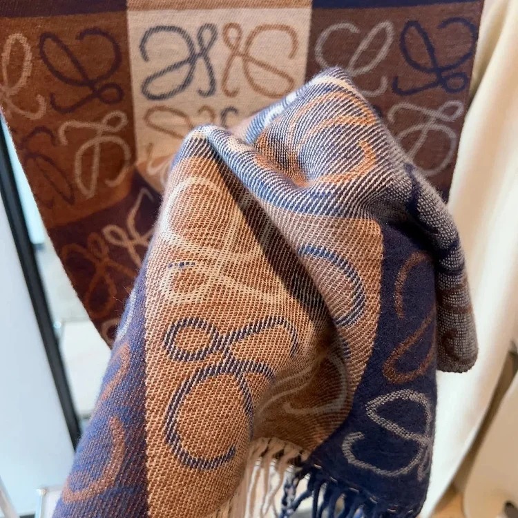 High-quality scarf (double-sided cashmere, packaged in a gift box at the counter)