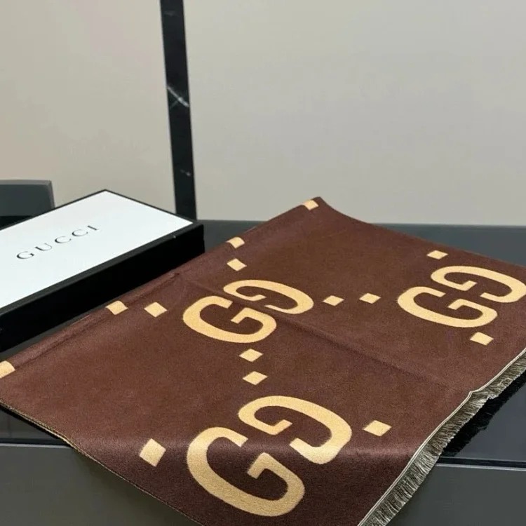 High-quality scarf (double-sided cashmere, packaged in a gift box at the counter)