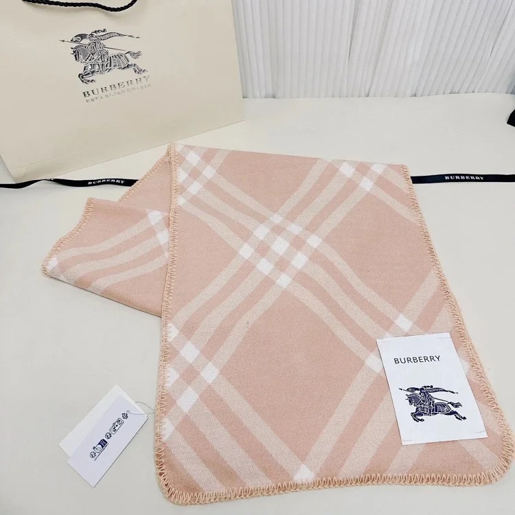High-quality scarf (double-sided cashmere, packaged in a gift box at the counter)