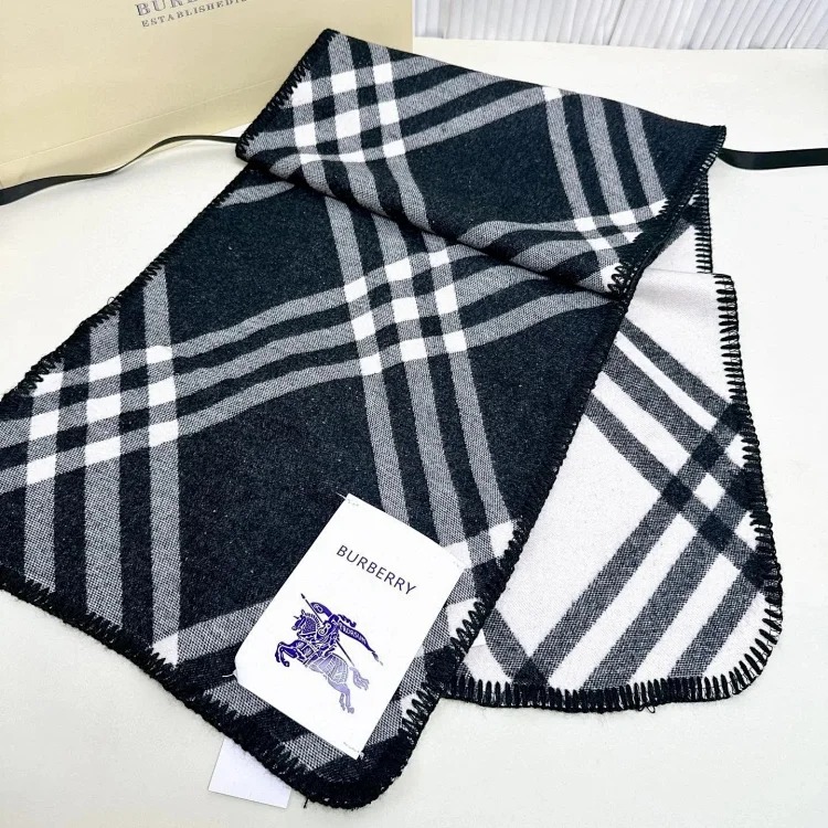 High-quality scarf (double-sided cashmere, packaged in a gift box at the counter)