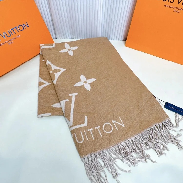 High-quality scarf (double-sided cashmere, packaged in a gift box at the counter)