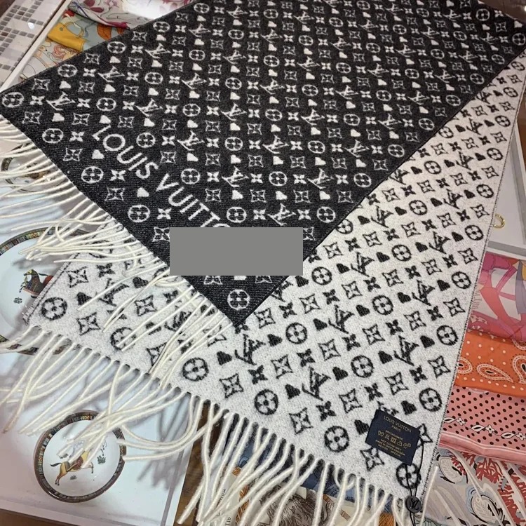 High-quality scarf (double-sided cashmere, packaged in a gift box at the counter)