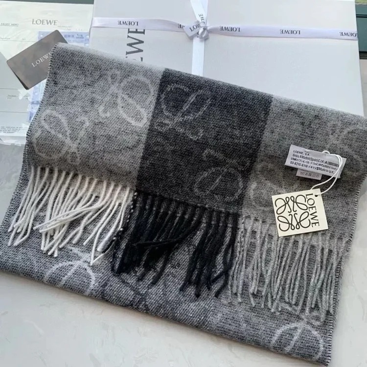 High-quality scarf (double-sided cashmere, packaged in a gift box at the counter)