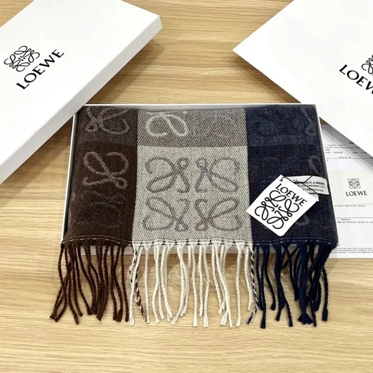 High-quality scarf (double-sided cashmere, packaged in a gift box at the counter)
