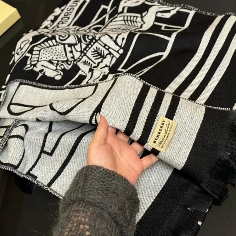High-quality scarf (double-sided cashmere, packaged in a gift box at the counter)