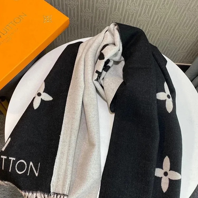 High-quality scarf (double-sided cashmere, packaged in a gift box at the counter)