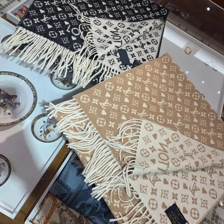 High-quality scarf (double-sided cashmere, packaged in a gift box at the counter)
