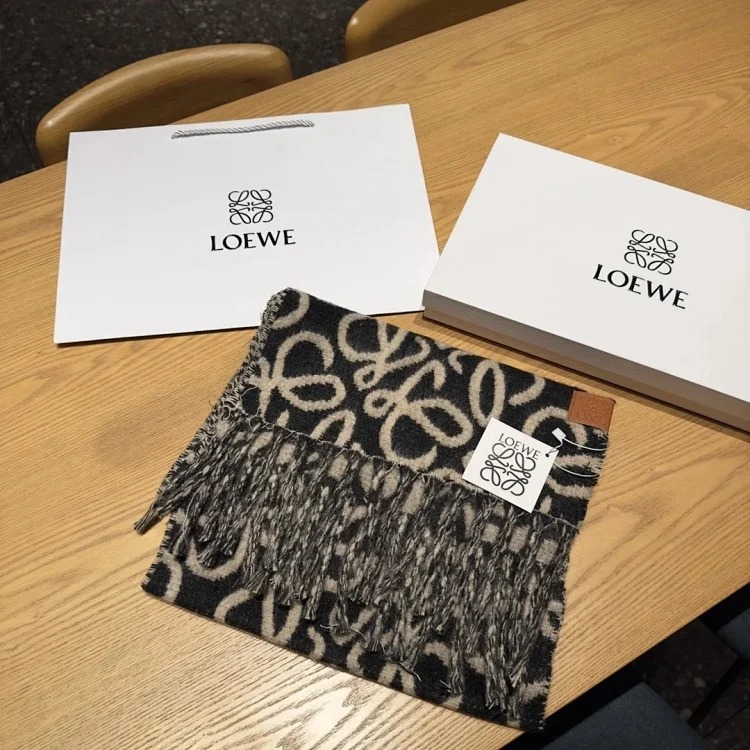 High-quality scarf (double-sided cashmere, packaged in a gift box at the counter)