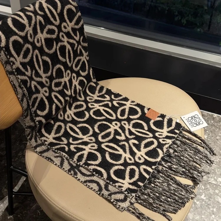 High-quality scarf (double-sided cashmere, packaged in a gift box at the counter)
