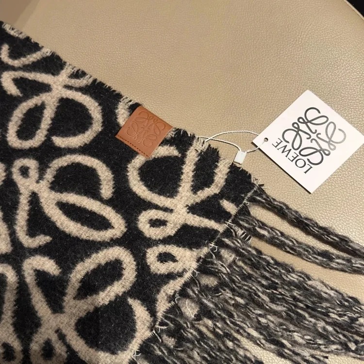 High-quality scarf (double-sided cashmere, packaged in a gift box at the counter)