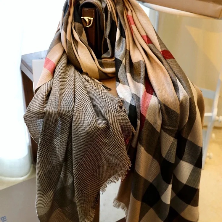 High-quality scarf (double-sided cashmere, packaged in a gift box at the counter)
