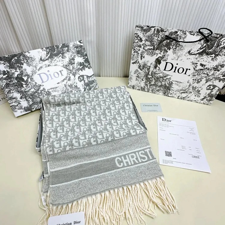 High-quality scarf (double-sided cashmere, packaged in a gift box at the counter)