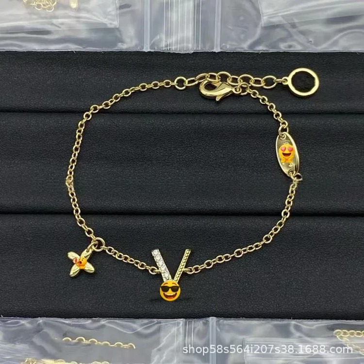 High-quality trendy brand hollow letter flower bracelets, exquisite and versatile bracelets, fashionable and simple multi-flower bracelets