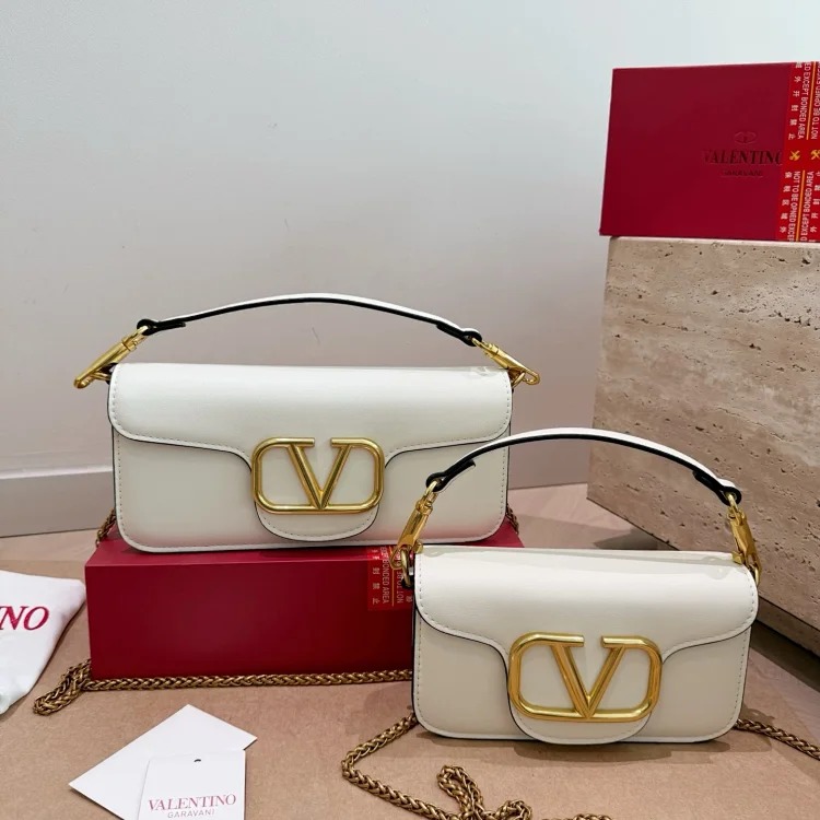 Essentials The new baguette bag is simple and elegant, has a lazy street style, is light in weight and has impressive capacity. It is fashionable and practical, so it is fashionable and esse