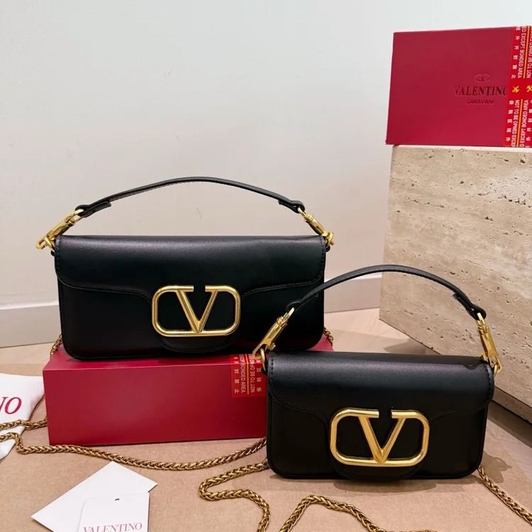 Essentials The new baguette bag is simple and elegant, has a lazy street style, is light in weight and has impressive capacity. It is fashionable and practical, so it is fashionable and esse
