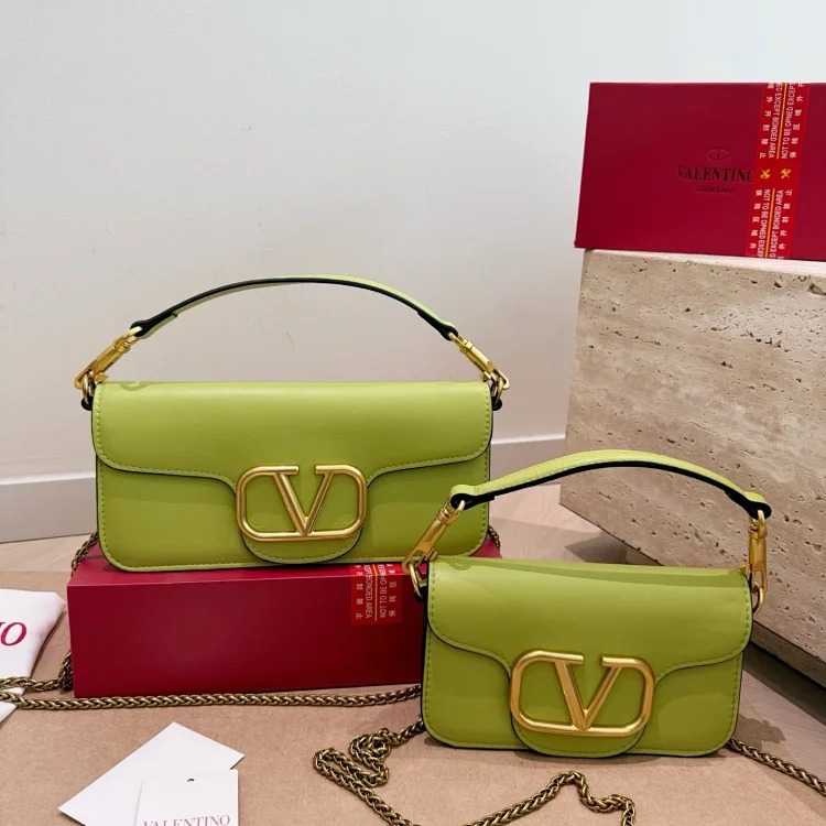 Essentials The new baguette bag is simple and elegant, has a lazy street style, is light in weight and has impressive capacity. It is fashionable and practical, so it is fashionable and esse