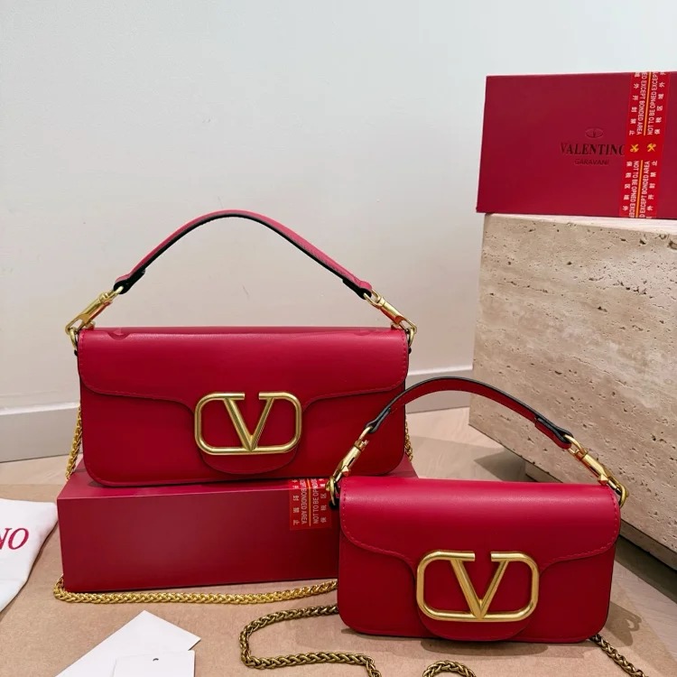 Essentials The new baguette bag is simple and elegant, has a lazy street style, is light in weight and has impressive capacity. It is fashionable and practical, so it is fashionable and esse